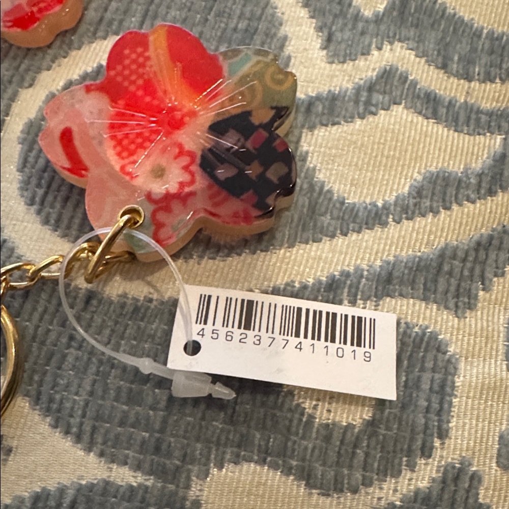 Sakura Flower Keychain - Picture 4 of 4